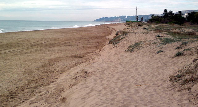 Vista en direcci�n Sitges de la zona de la playa de Central Mar de Gav� Mar donde ha habido dos regresiones consecutivas de la playa y donde los campos de voley-playa han quedado al lado del mar (27 de Diciembre de 2011)